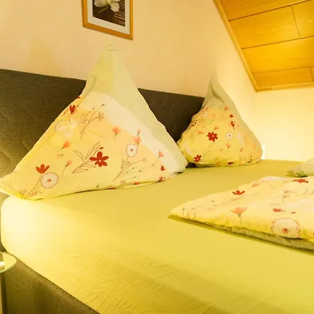 Und Gaestezimmer Reis-kohl * Mehring (Rhineland-Palatinate)